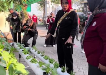 Wakil Bupati Hj Mimik Idayana Pimpin Kerja Bakti Bersama Ribuan Siswa SMAN 2 Sidoarjo