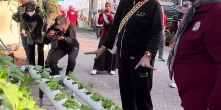 Wakil Bupati Hj Mimik Idayana Pimpin Kerja Bakti Bersama Ribuan Siswa SMAN 2 Sidoarjo