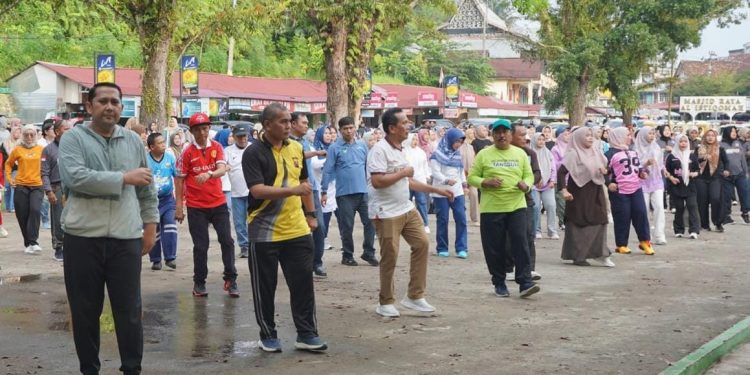 Bupati H.M. Syukur Pimpin Senam Jumat Sehat di RTH Pasar Bawah Bangko