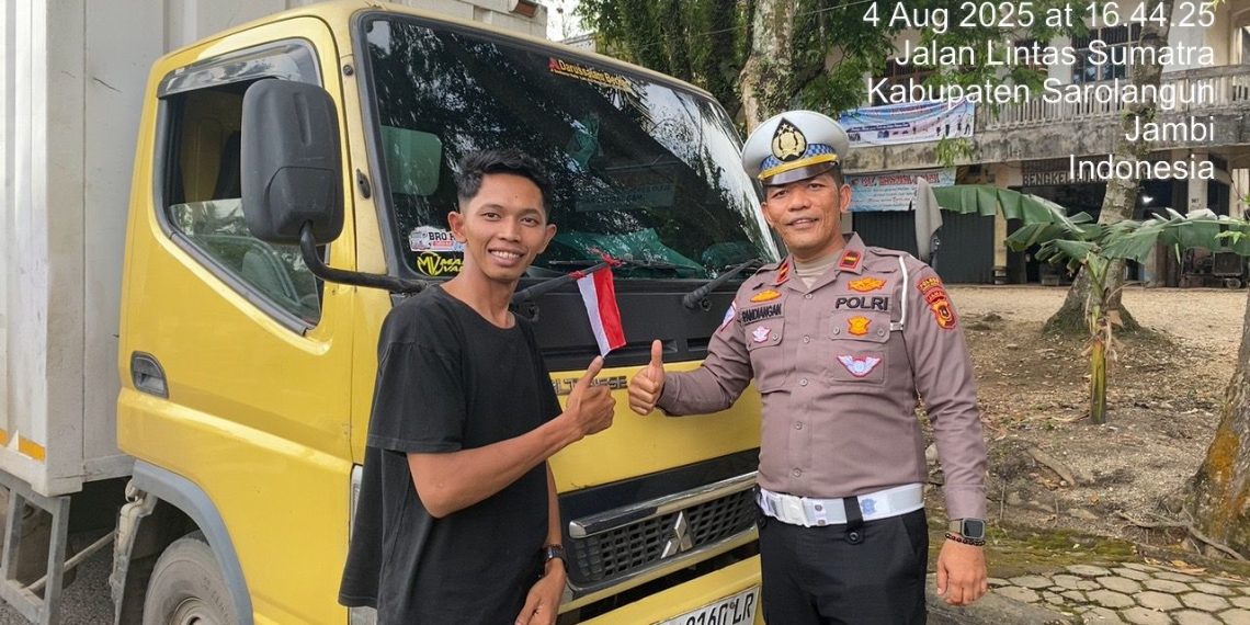 Bangkitkan Semangat Nasionalisme, Polres Sarolangun Bagikan Bendera Merah Putih Jelang HUT RI ke-80