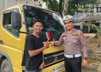 Bangkitkan Semangat Nasionalisme, Polres Sarolangun Bagikan Bendera Merah Putih Jelang HUT RI ke-80