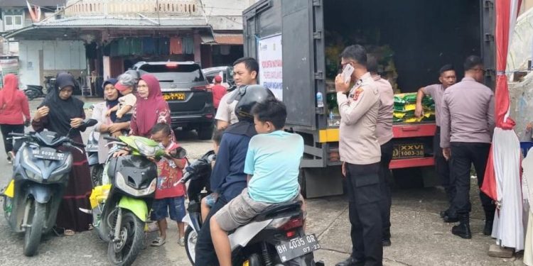 Jual Beras Murah Saat Lomba Gerak Jalan, Stand Polres Sarolangun Diburu Warga