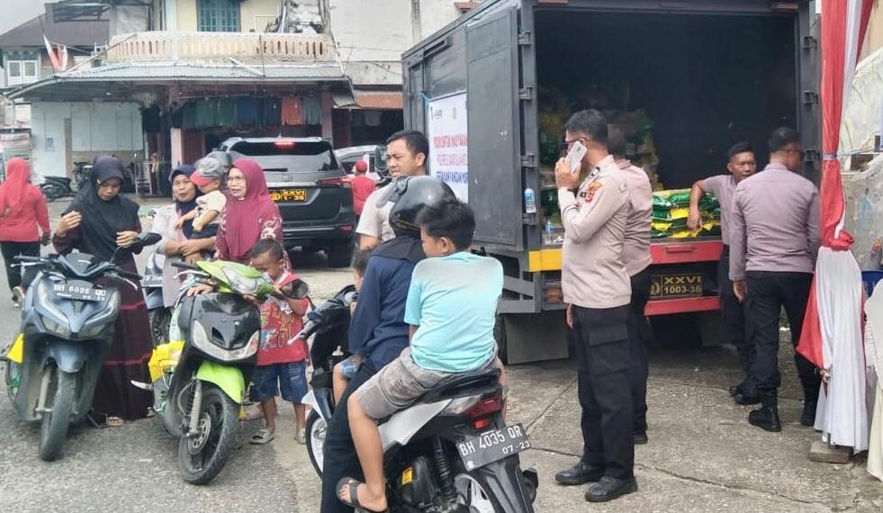 Jual Beras Murah Saat Lomba Gerak Jalan, Stand Polres Sarolangun Diburu Warga