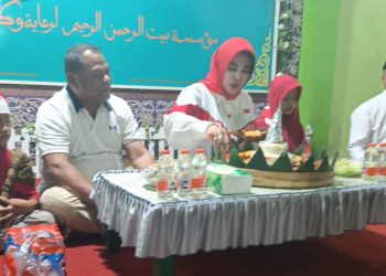 Keakraban Hj. Mimik Idayana dan H. Rahmat Muhajirin Bersama Anak-anak Yayasan di Malam Puncak HUT RI ke-80