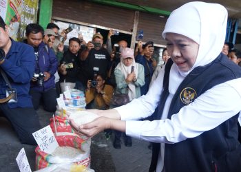 Gubernur Jatim Tinjau Distribusi Beras SPHP di Pasar Larangan Sidoarjo, Pastikan Ketersediaan untuk Masyarakat