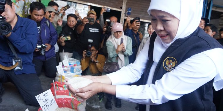 Gubernur Jatim Tinjau Distribusi Beras SPHP di Pasar Larangan Sidoarjo, Pastikan Ketersediaan untuk Masyarakat
