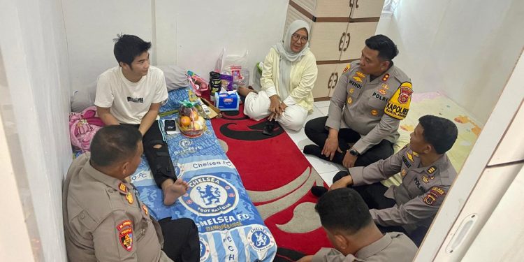 Kapolres Sarolangun Besuk Anggota yang Sakit, Wujud Nyata Kepedulian