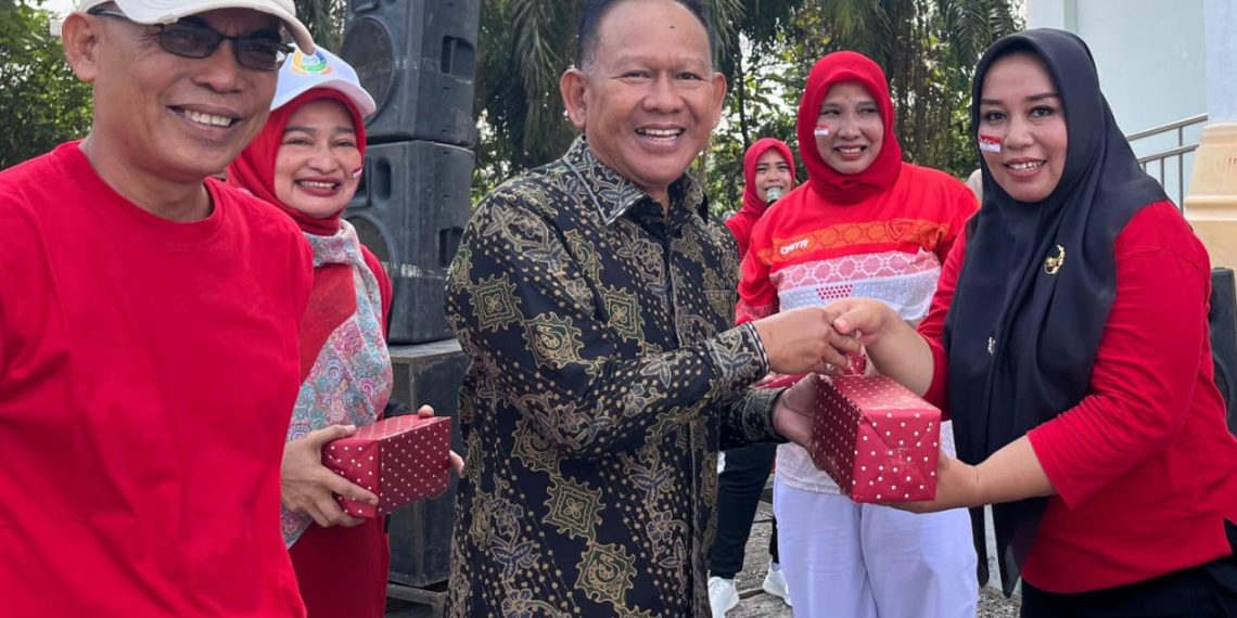 Wabup H. A. Khafidh Bagikan Hadiah Pemenang Lomba Peringatan HUT ke-80 RI di Setda Merangin