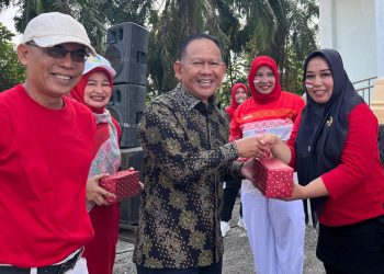 Wabup H. A. Khafidh Bagikan Hadiah Pemenang Lomba Peringatan HUT ke-80 RI di Setda Merangin