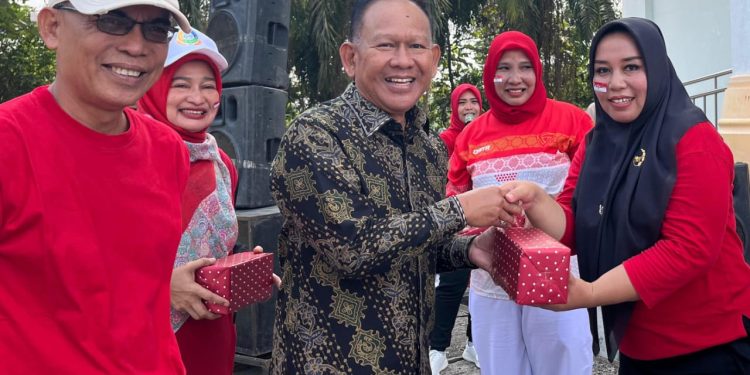 Wabup H. A. Khafidh Bagikan Hadiah Pemenang Lomba Peringatan HUT ke-80 RI di Setda Merangin