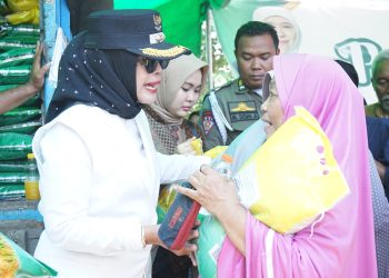 Gubernur Jatim Bersama Wakil Bupati Sidoarjo, Gelar Pasar Murah di Taman: Stok Pangan Aman, Fokus pada Kelancaran Distribusi