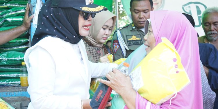 Gubernur Jatim Bersama Wakil Bupati Sidoarjo, Gelar Pasar Murah di Taman: Stok Pangan Aman, Fokus pada Kelancaran Distribusi