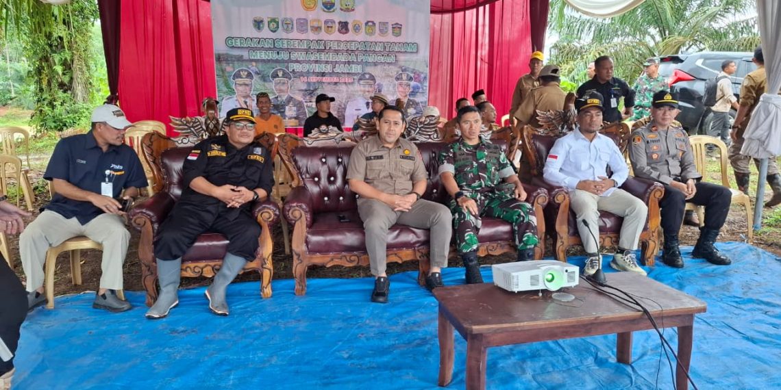 Dukung Swasembada Pangan Nasional, Dandim 0420/Sarko dan Bupati Merangin Tanam Padi Serentak di Dua Kabupaten