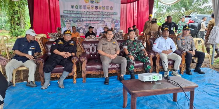 Dukung Swasembada Pangan Nasional, Dandim 0420/Sarko dan Bupati Merangin Tanam Padi Serentak di Dua Kabupaten