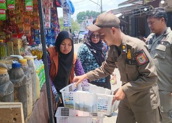 Camat Bangko dan Lurah Pematang Kandis Tertibkan Pasar Baru Bangko