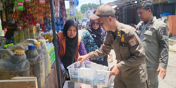 Camat Bangko dan Lurah Pematang Kandis Tertibkan Pasar Baru Bangko