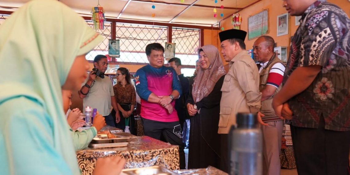Pj Sekda Zulhifni Dampingi Gubernur Jambi Tinjau Pelaksanaan Program Makan Bergizi Gratis di Merangin
