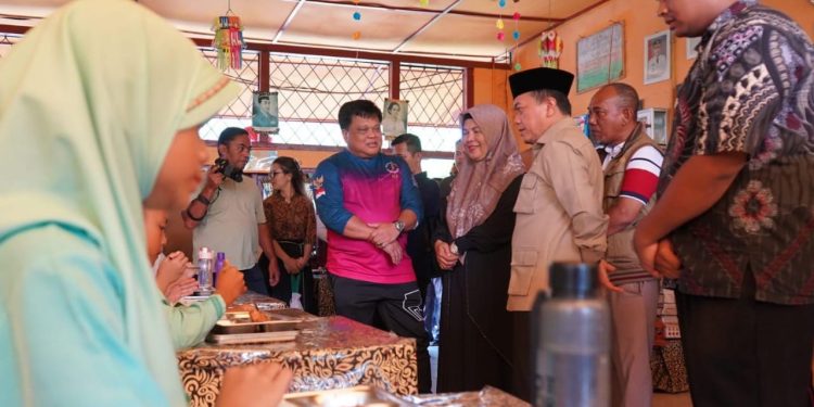 Pj Sekda Zulhifni Dampingi Gubernur Jambi Tinjau Pelaksanaan Program Makan Bergizi Gratis di Merangin