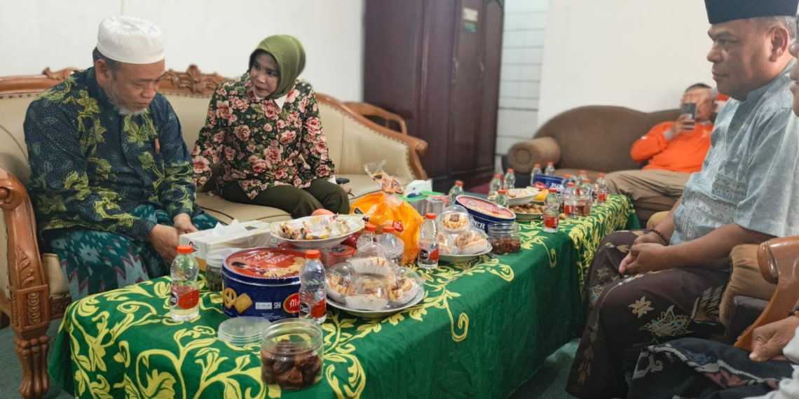 Wabup Mimik Idayana Silaturahmi ke Kediaman Pengasuh Ponpes Al Khoziny, Sampaikan Duka dan Doa untuk Para Santri