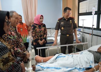 Wabup Sidoarjo dan Kajati Jatim Beri Dukungan Moril Korban Musibah Ponpes Al Khoziny di RSUD R.T. Notopuro