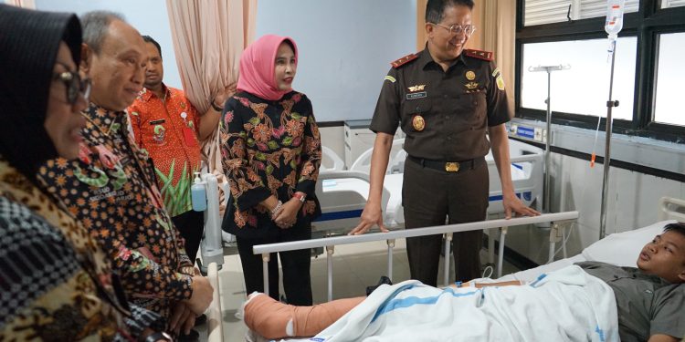 Wabup Sidoarjo dan Kajati Jatim Beri Dukungan Moril Korban Musibah Ponpes Al Khoziny di RSUD R.T. Notopuro