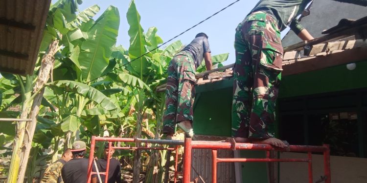 Hari ke-3 TMMD ke-126 Kodim 0816/Sidoarjo, Satgas dan Warga Wujudkan Rumah Layak Huni bagi Warga Desa Kedondong