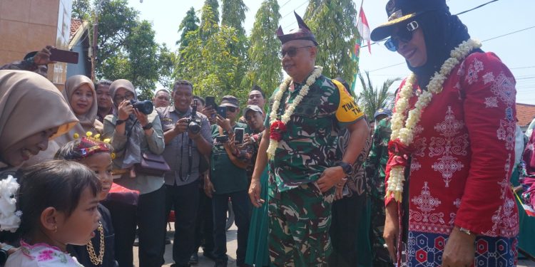 Wabup Hj. Mimik Idayana Dampingi Brigjen TNI Farouk Pakar Tinjau Pelaksanaan TMMD ke-126 di Kabupaten Sidoarjo