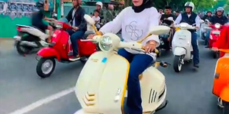 Wabup Sidoarjo Hj. Mimik Idayana Ikut Touring Scooter Club, Buka Donasi untuk Ponpes Al-Khoziny dalam Semangat Hari Santri 2025