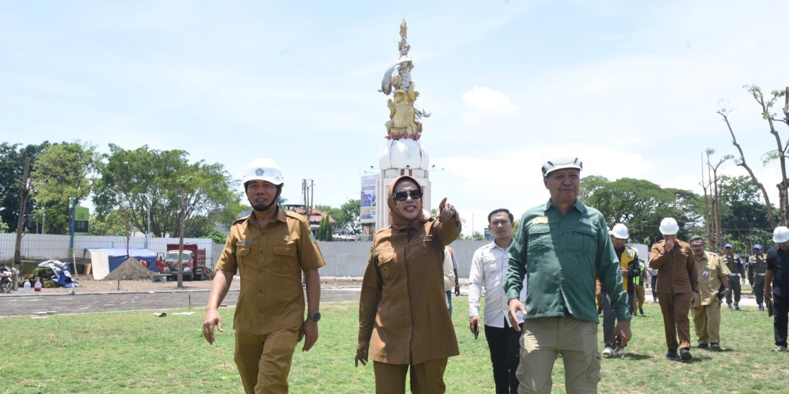 Sidak Progres Revitalisasi Alun-Alun Sidoarjo, Wabup Mimik Idayana Tegaskan Pekerjaan Harus Selesai Sesuai Kontrak