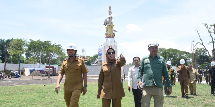 Sidak Progres Revitalisasi Alun-Alun Sidoarjo, Wabup Mimik Idayana Tegaskan Pekerjaan Harus Selesai Sesuai Kontrak