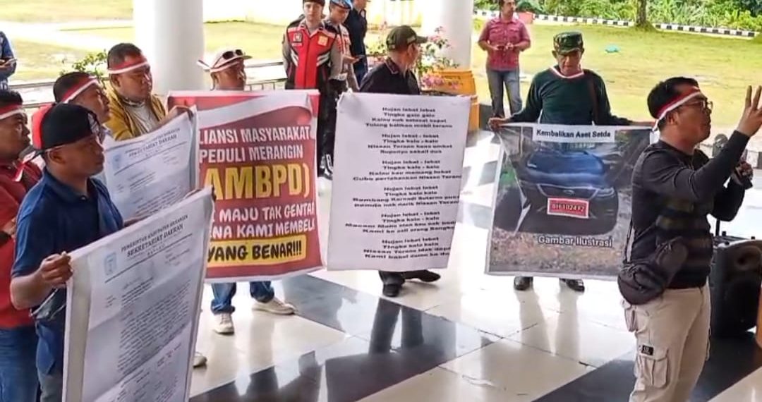 AMBPM Gelar Aksi Demo di Kantor Bupati Merangin, Tuntut Penarikan Dua Unit Mobil Dinas yang Diduga Disalahgunakan