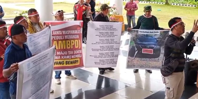 AMBPM Gelar Aksi Demo di Kantor Bupati Merangin, Tuntut Penarikan Dua Unit Mobil Dinas yang Diduga Disalahgunakan