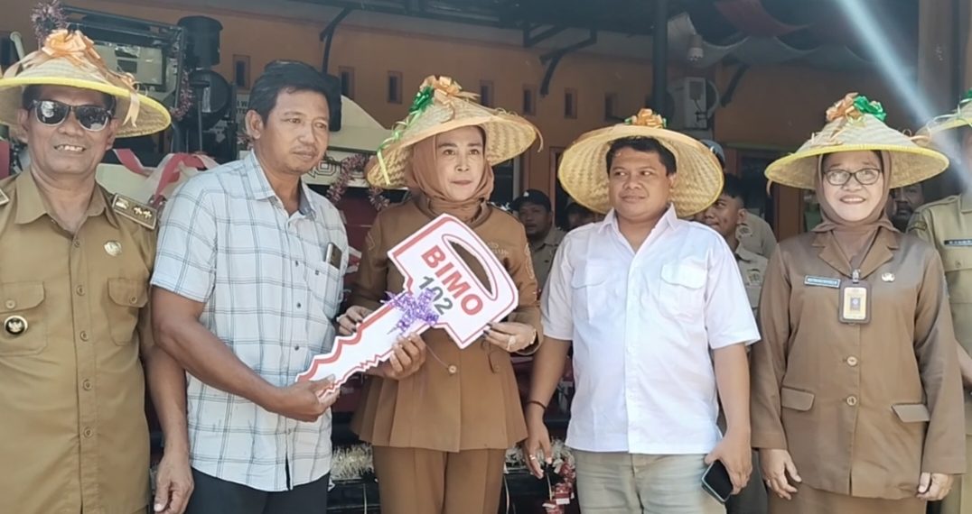 Wabup Hj.Mimik Idayana Serahkan Combine Harvester untuk Petani Desa Sukodono