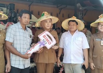 Wabup Hj.Mimik Idayana Serahkan Combine Harvester untuk Petani Desa Sukodono