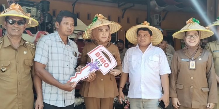 Wabup Hj.Mimik Idayana Serahkan Combine Harvester untuk Petani Desa Sukodono