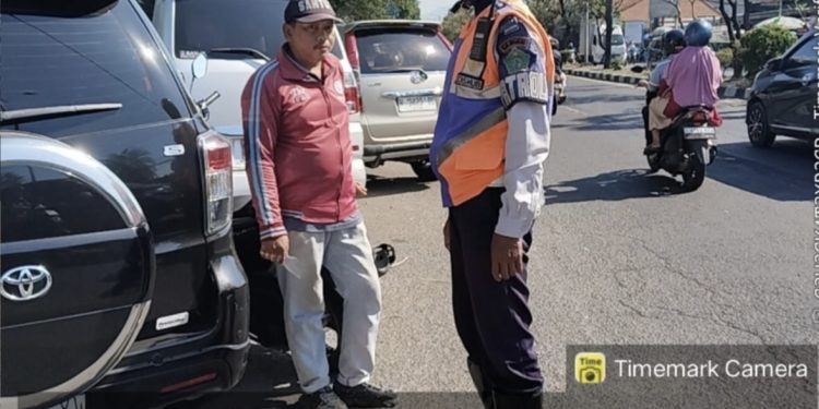 Dishub Sidoarjo Gerak Cepat Tertibkan Parkir di Depan Rumah Makan Mbak Tum Bligo Candi