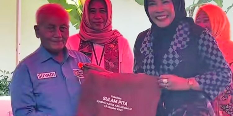 Kreatif di Usia Emas, Komda Lansia Sidoarjo Gelar Pelatihan Sulam Pita Bersama Hj. Mimik Idayana