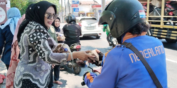 Wakil Bupati Hj. Mimik Idayana Gelar Kegiatan Jumat Berkah, Bagikan Ratusan Nasi Bungkus kepada Pengendara