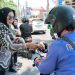 Wakil Bupati Hj. Mimik Idayana Gelar Kegiatan Jumat Berkah, Bagikan Ratusan Nasi Bungkus kepada Pengendara