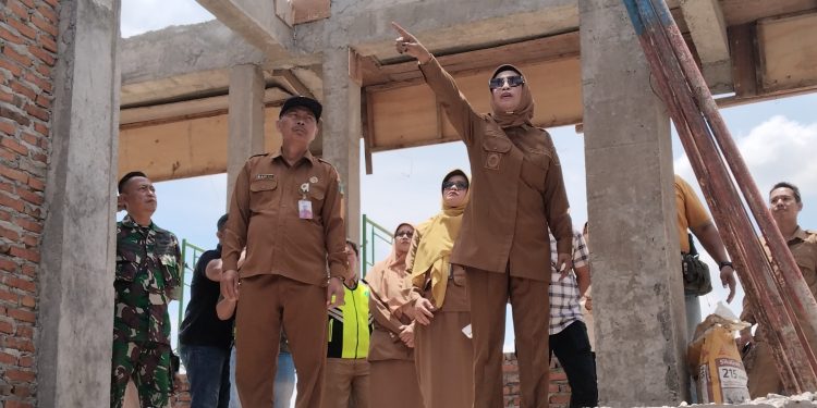 Garapan Jelek, Wabup Mimik Idayana Minta Pengawasan Ketat Proyek Rehab SMPN 2 Prambon
