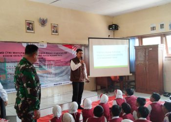 Tingkatkan Kesiapsiagaan, Satgas TMMD ke-126 Sidoarjo dan RSUD Karsa Husada Batu Ajarkan Pertolongan Pertama di SDN Kedondong 1