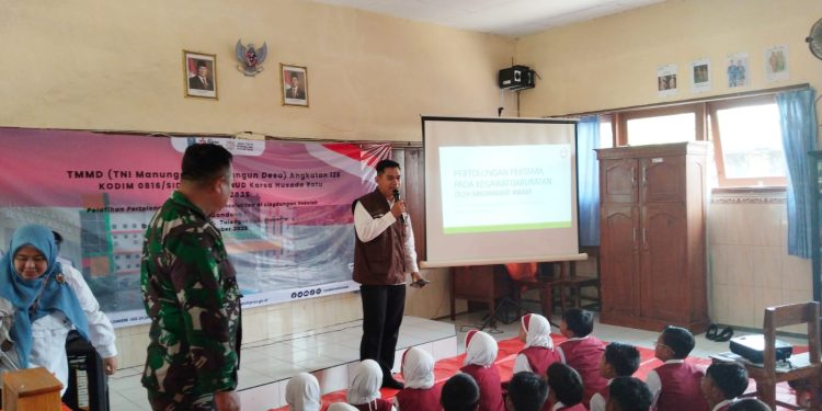 Tingkatkan Kesiapsiagaan, Satgas TMMD ke-126 Sidoarjo dan RSUD Karsa Husada Batu Ajarkan Pertolongan Pertama di SDN Kedondong 1