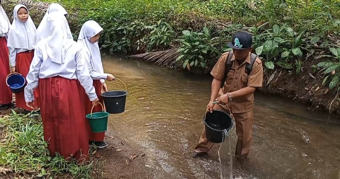 Ironi Pendidikan di Merangin: SDN 102/VI Merkeh Bertahun-Tahun Tanpa Air Bersih, Siswa Tempuh 2 KM Demi MCK