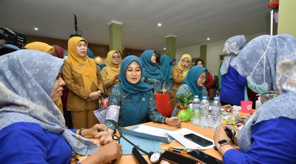 Tinjau Skrining Kesehatan, Ketua TP PKK Mela Rusdi Ajak Warga Jaga Kondisi Tubuh di Musim Penghujan