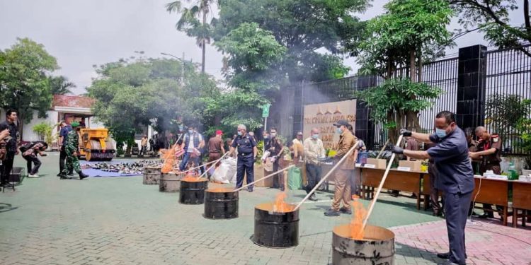 Kejari Kabupaten Pasuruan Musnahkan Sabu hingga Rokok Ilegal dari 138 Perkara