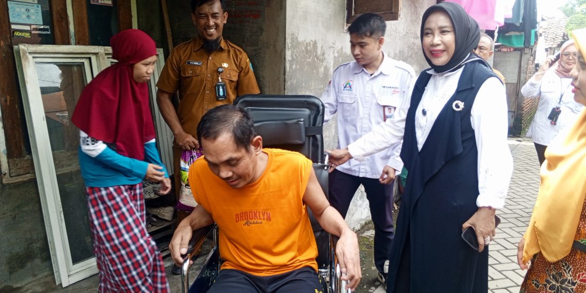 Wabup Sidoarjo Hj. Mimik Idayana Salurkan Bantuan Kursi Roda kepada Warga Kedungboto dan Mindi, Warga Sampaikan Terima Kasih