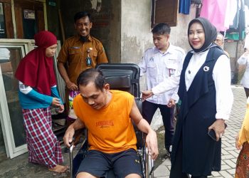 Wabup Sidoarjo Hj. Mimik Idayana Salurkan Bantuan Kursi Roda kepada Warga Kedungboto dan Mindi, Warga Sampaikan Terima Kasih