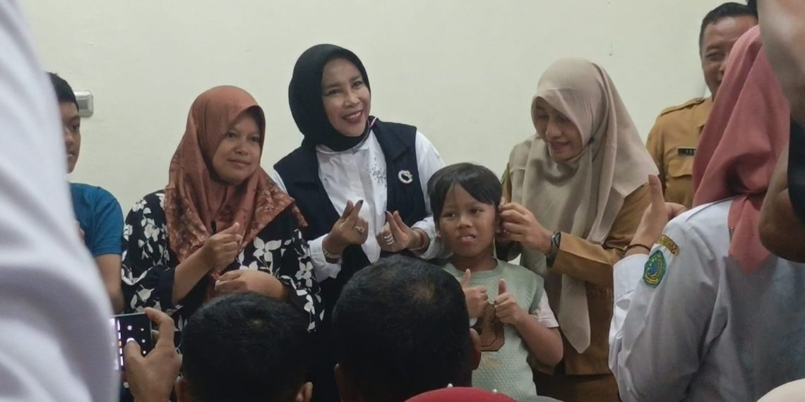 Wabup Sidoarjo Mimik Idayana Serahkan 27 Alat Bantu Dengar bagi Penyandang Disabilitas Tuna Rungu
