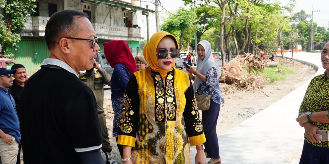 Wabup Sidoarjo Mimik Idayana Sidak Proyek Betonisasi Lingkar Timur, Dilanjutkan Aksi Jumat Berkah Bagikan Ratusan Nasi