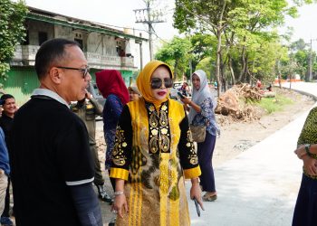 Wabup Sidoarjo Mimik Idayana Sidak Proyek Betonisasi Lingkar Timur, Dilanjutkan Aksi Jumat Berkah Bagikan Ratusan Nasi